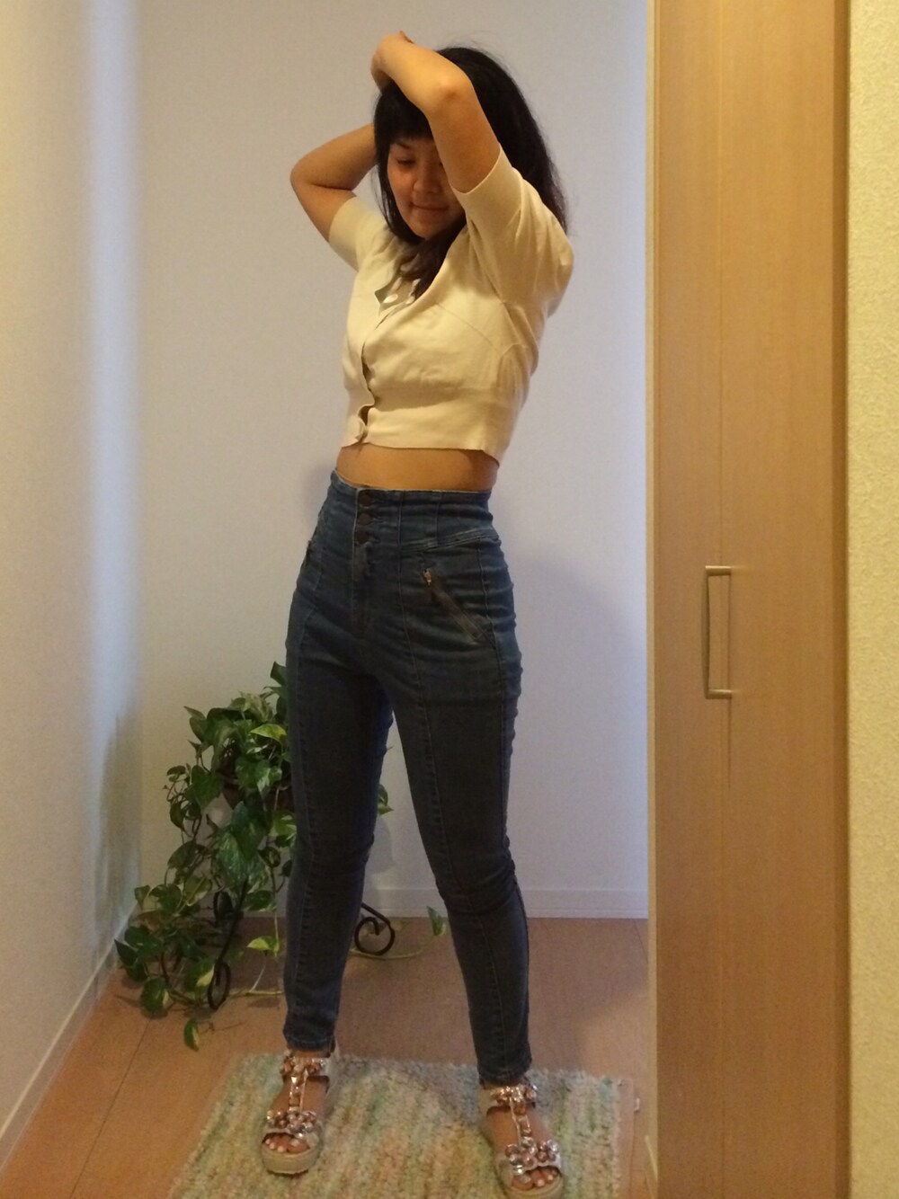 ホワイト系のカーディガン/ボレロ、パープル系のチューブトップ、ブルー系のデニムパンツを着用したレディースの夏コーディネートの1枚目の写真