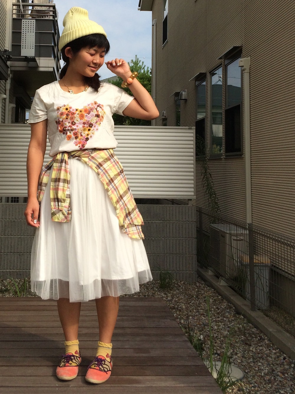 「ホワイトコーデ、バンドT、チュールスカート、こしまきスタイル、ニット帽、エスパドリーユ」｜「BIGMAMAのアイテム（Tシャツ/カットソー、ホワイト系）」を使った、YumiTeaさん（レディース・156cm）の夏コーディネートの1枚目の写真