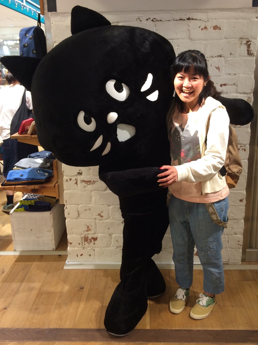 「にゃー、にゃーT、ne-net、イベント、記念撮影、サスペンダー、keds、バックパック」｜「Ne-netのきらきらにゃーT（Tシャツ/カットソー、ピンク系）」を使った、YumiTeaさん（レディース・156cm）の秋コーディネートの1枚目の写真