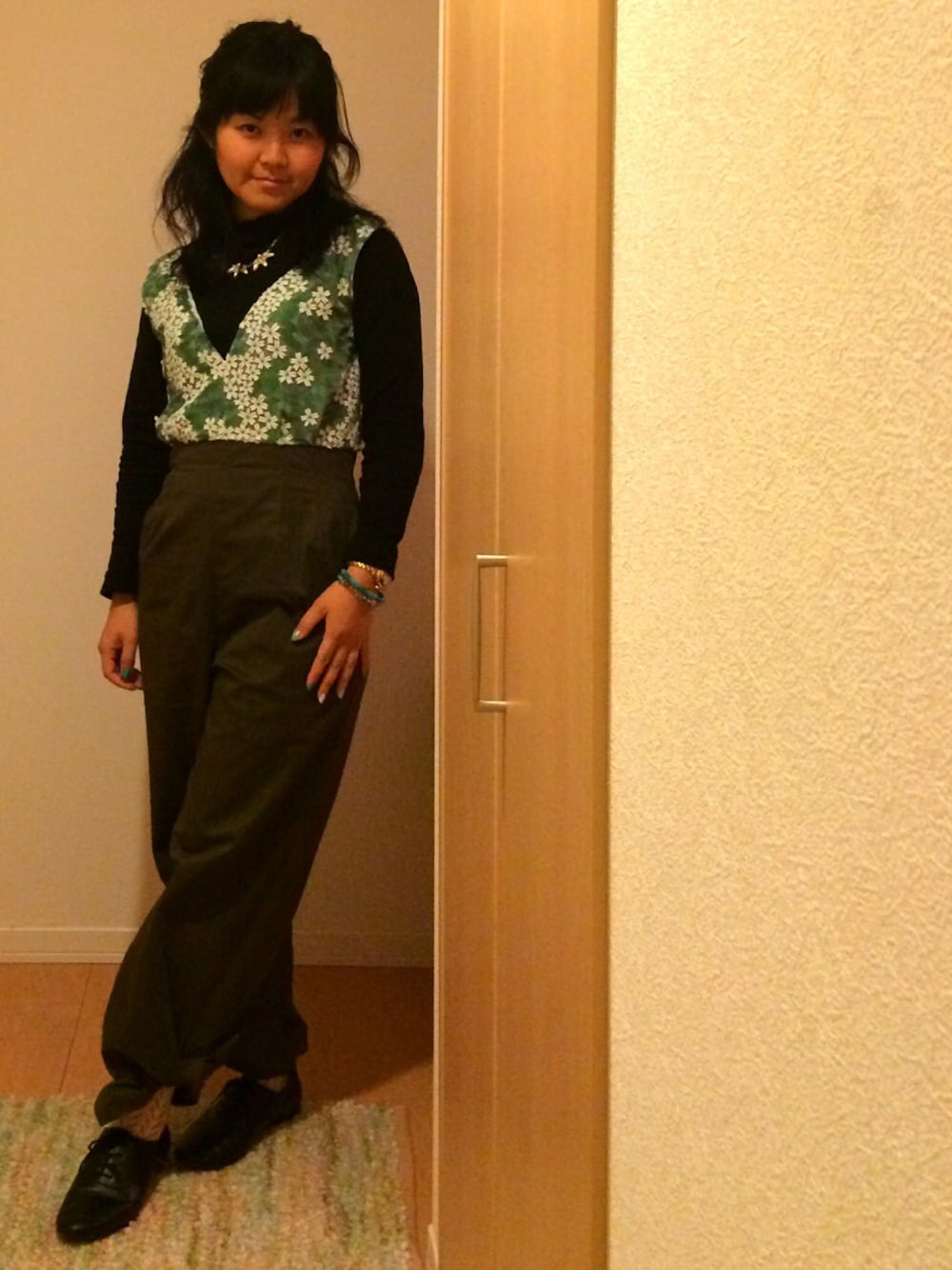 「サロペット、レース、グリーン、あちゃちゅむ、GU、大人カジュアル、個性的」｜「AHCAHCUM.muchachaのお花刺繍＆ストレッチチノ　サロペット（サロペット/オーバーオール、グリーン系）」を使った、YumiTeaさん（レディース・156cm）の春コーディネートの1枚目の写真