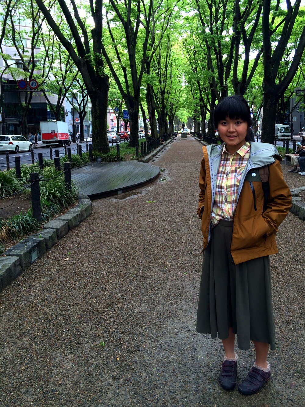 「カジュアル、earth music&ecology、ネネット、GU、カーキ、ＧＷ、動きやすさ重視、ドラフトEM」｜「earth music&ecologyのシャーリングチェックシャツ（シャツ/ブラウス、イエロー系）」を使った、YumiTeaさん（レディース・156cm）の春コーディネートの1枚目の写真