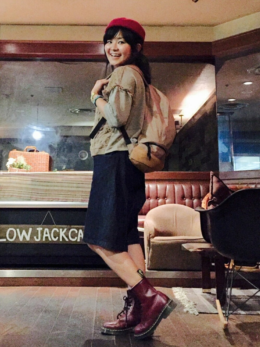 「秋のコーデ、カジュアル、フリンジトップス、ベレー帽、バックパック、Dr.Martens、カフェ、アダルトおカワたん部」｜「Another Editionのケーブルフリンジトップス/AEBC CBL フリンジ 5SL◆（ニット/セーター、ベージュ系）」を使った、YumiTeaさん（レディース・156cm）の秋コーディネートの1枚目の写真
