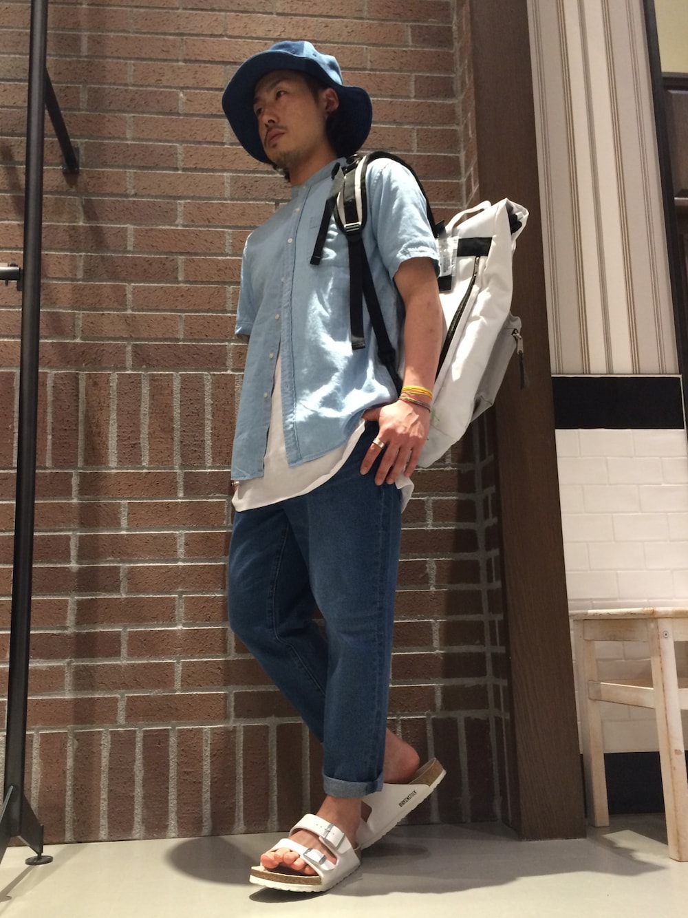 ブルー系のシャツ/ブラウス、ホワイト系のTシャツ/カットソー、ブルー系のデニムパンツを着用したメンズの夏コーディネートの1枚目の写真