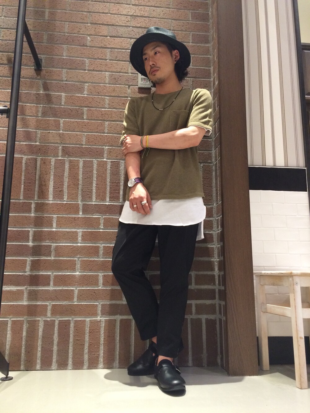 グリーン系のニット/セーター、ホワイト系のTシャツ/カットソー、ブラック系のその他パンツを着用したメンズの夏コーディネートの1枚目の写真