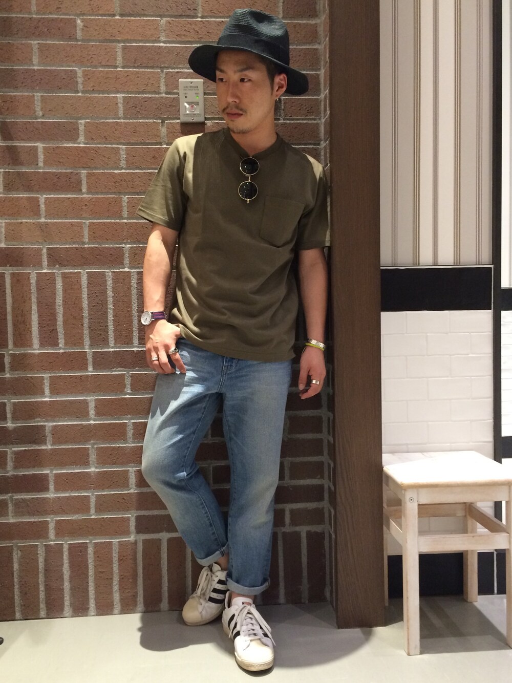 グリーン系のTシャツ/カットソー、ブルー系のデニムパンツ、その他のサングラスを着用したメンズの夏コーディネートの1枚目の写真