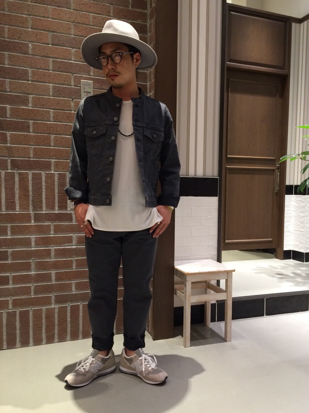 ブラック系のデニムジャケット、ホワイト系のTシャツ/カットソー、グレー系のスニーカーを着用したメンズの夏コーディネートの1枚目の写真
