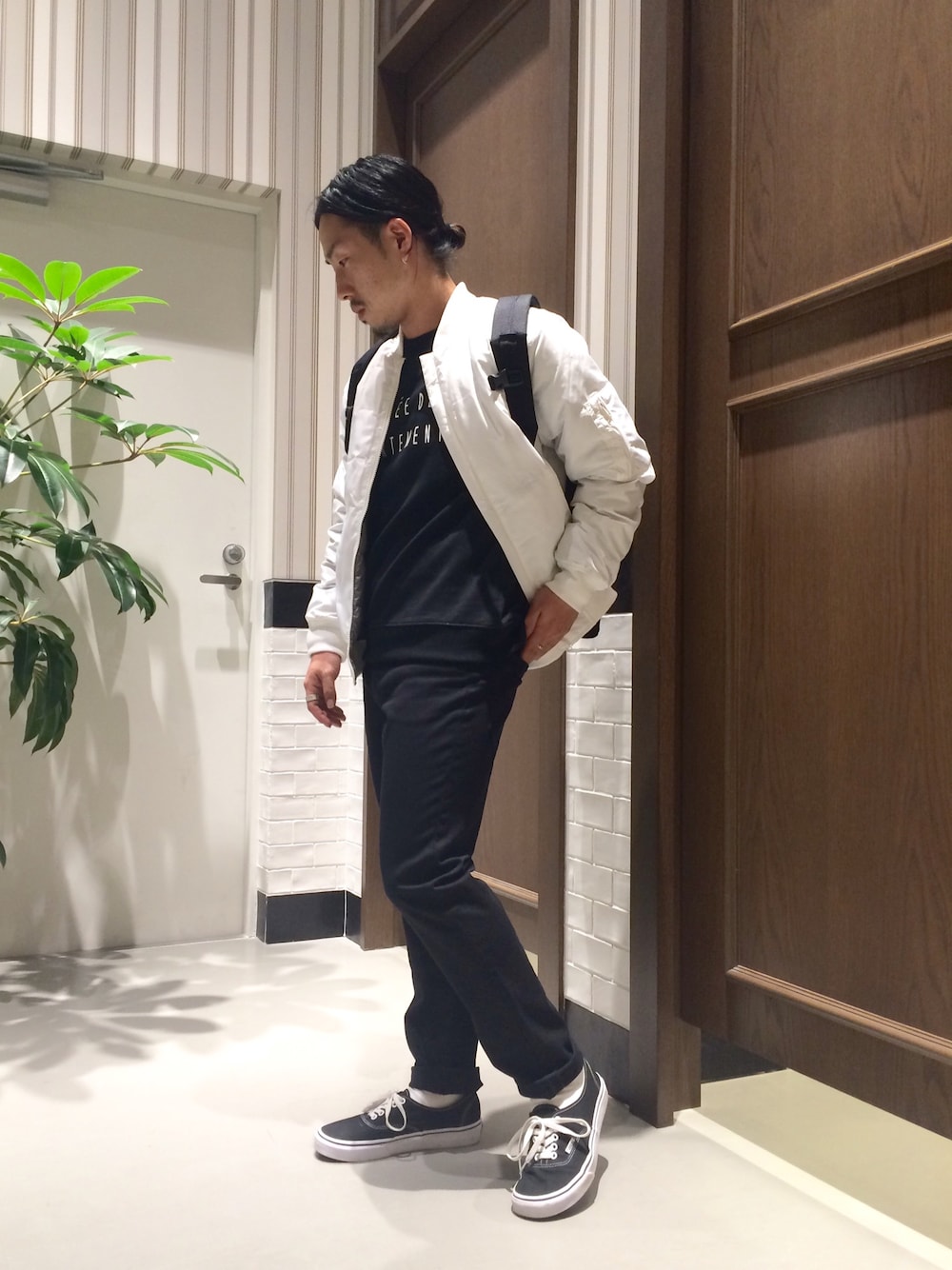 ブラック系のバックパック/リュック、ホワイト系のMA-1、ブラック系のその他パンツを着用したメンズの秋コーディネートの1枚目の写真