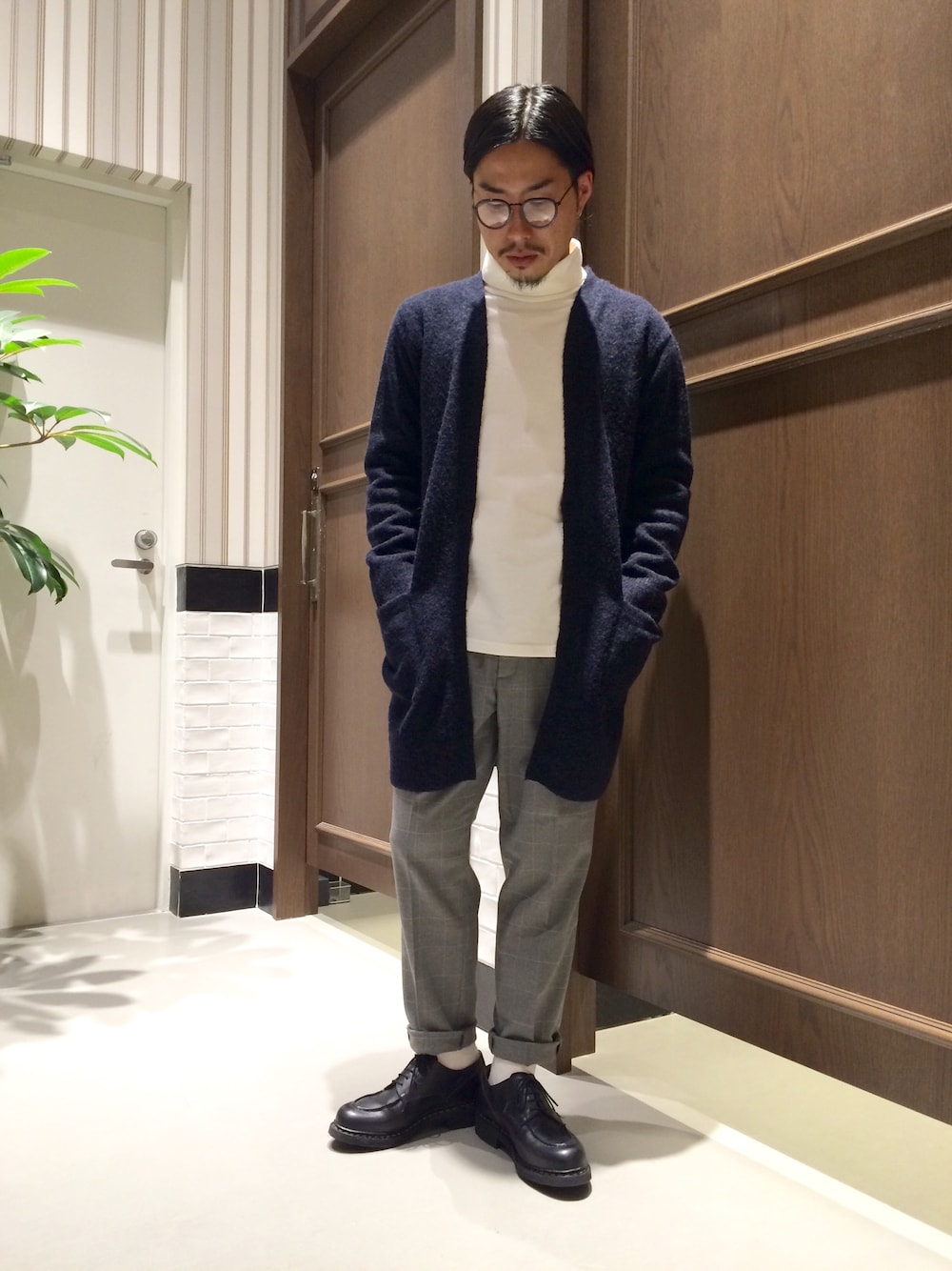 ホワイト系のTシャツ/カットソー、ブルー系のニット/セーター、グレー系のその他パンツを着用したメンズの秋コーディネートの1枚目の写真