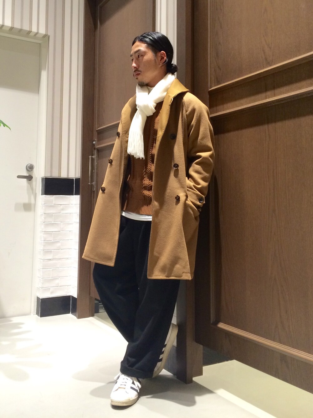 ブラウン系のその他アウター、ブラウン系のニット/セーター、ホワイト系のTシャツ/カットソーを着用したメンズの秋コーディネートの1枚目の写真