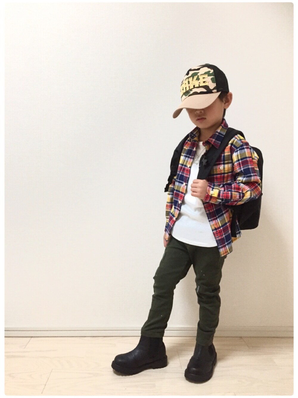 「シャツコーデ、男の子コーデ、チェックシャツ、キッズコーデ」｜「GLOBAL WORKのキッズ【吸水速乾】ワッフルロングタンク/724383（Tシャツ/カットソー、ホワイト系）」を使った、みぃさん（キッズ・110cm）の秋コーディネートの1枚目の写真