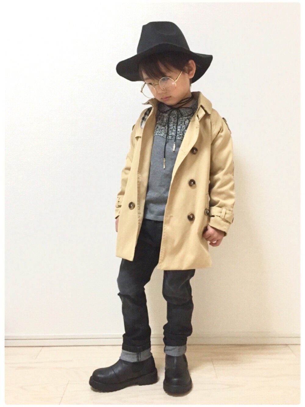 「男の子コーデ、トレンチ、フェルトハット、ダテメガネ、プティマイン、グローバルワーク(GLOBAL WORK)」｜「GLOBAL WORKの【ジュニア】ニットキリカエＴ長袖/725894（ニット/セーター、グレー系）」を使った、みぃさん（キッズ・110cm）の秋コーディネートの1枚目の写真