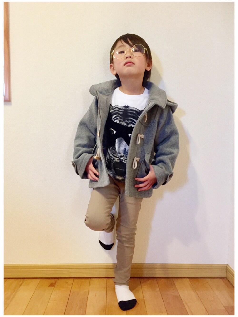 「男の子コーデ、ダッフルコート、カジュアル、キッズコーデ」｜「H&Mのアイテム（Tシャツ/カットソー、ホワイト系）」を使った、みぃさん（キッズ・110cm）の秋コーディネートの1枚目の写真