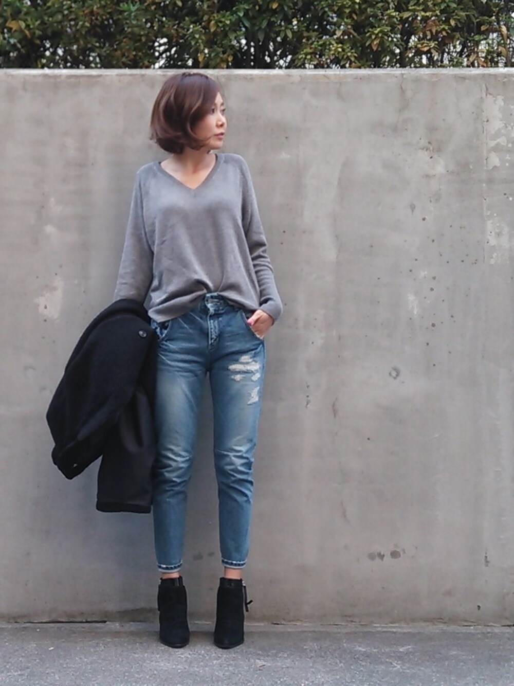 「regalect、denim、デニム、simple、シンプル」｜「Regalectのアイテム（ニット/セーター、グレー系）」を使った、tomocoさん（レディース・172cm）の冬コーディネートの1枚目の写真