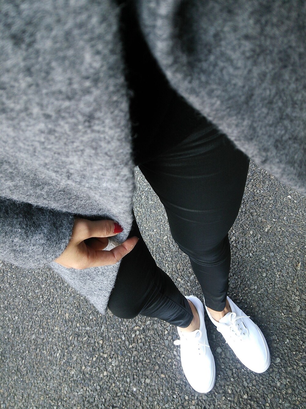 「スニーカー、VANS、シンプル、simple、ZARA、moussy、ロングコート」｜「VANSのアイテム（スニーカー、ホワイト系）」を使った、tomocoさん（レディース・172cm）の冬コーディネートの1枚目の写真