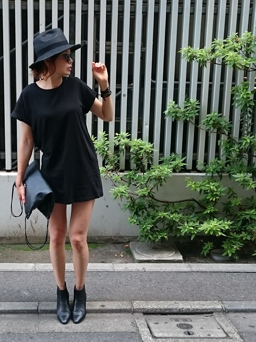 「Tシャツワンピ、パナマハット、ブラック」｜「H&Mのアイテム（ワンピース/ドレス、ブラック系）」を使った、tomocoさん（レディース・172cm）の夏コーディネートの1枚目の写真