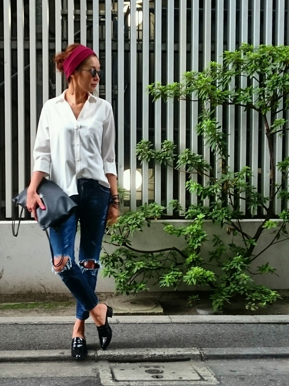 「デニム、シンプル、ダメージ、クラッシュ、シャツ」｜「Regalectのアイテム（トップス、ホワイト系）」を使った、tomocoさん（レディース・172cm）の秋コーディネートの1枚目の写真