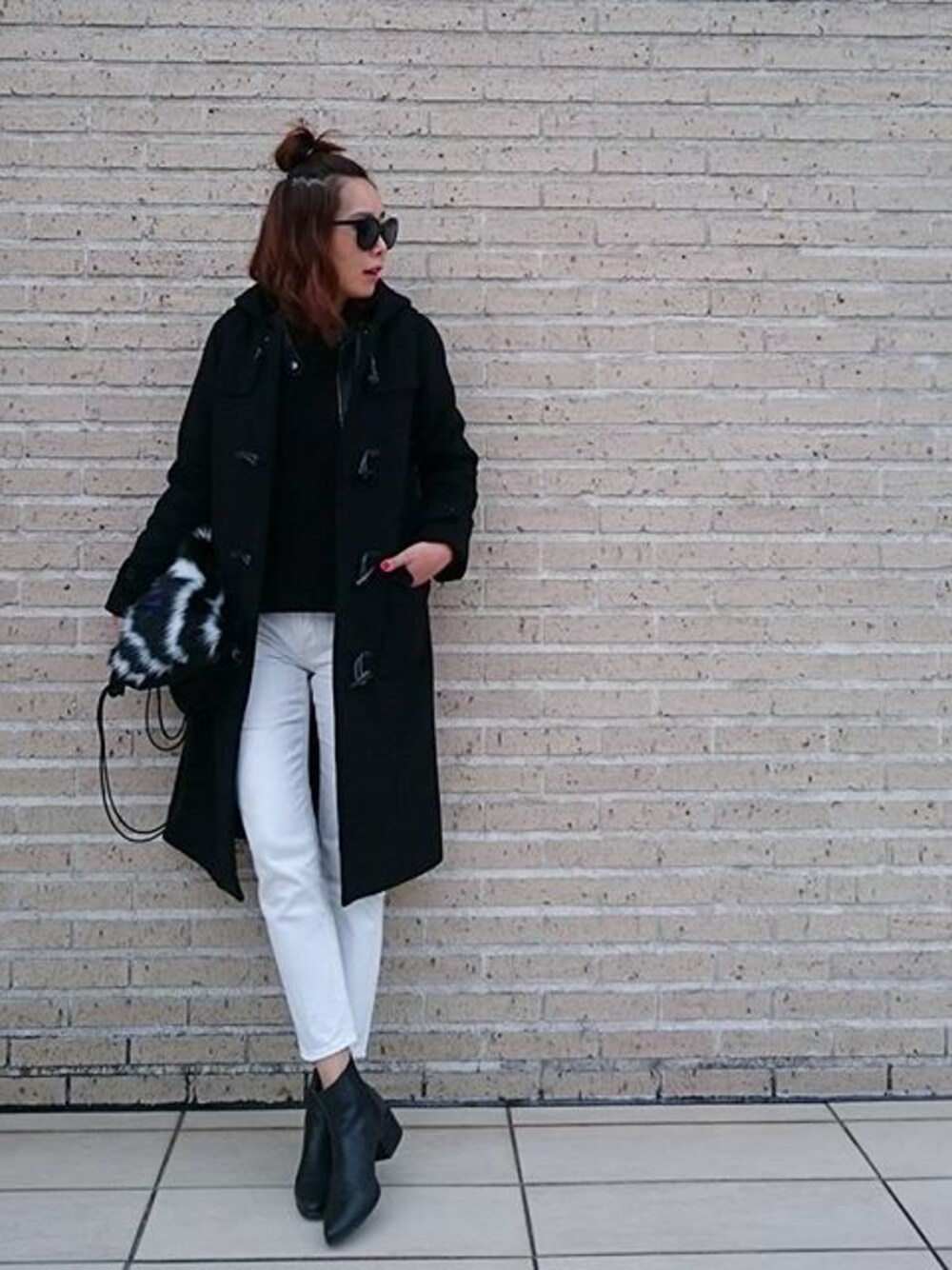 「ダッフルコート、ホワイトデニム、シンプル、ニット」｜「MOUSSYのアイテム（デニムパンツ、ホワイト系）」を使った、tomocoさん（レディース・171cm）の冬コーディネートの1枚目の写真