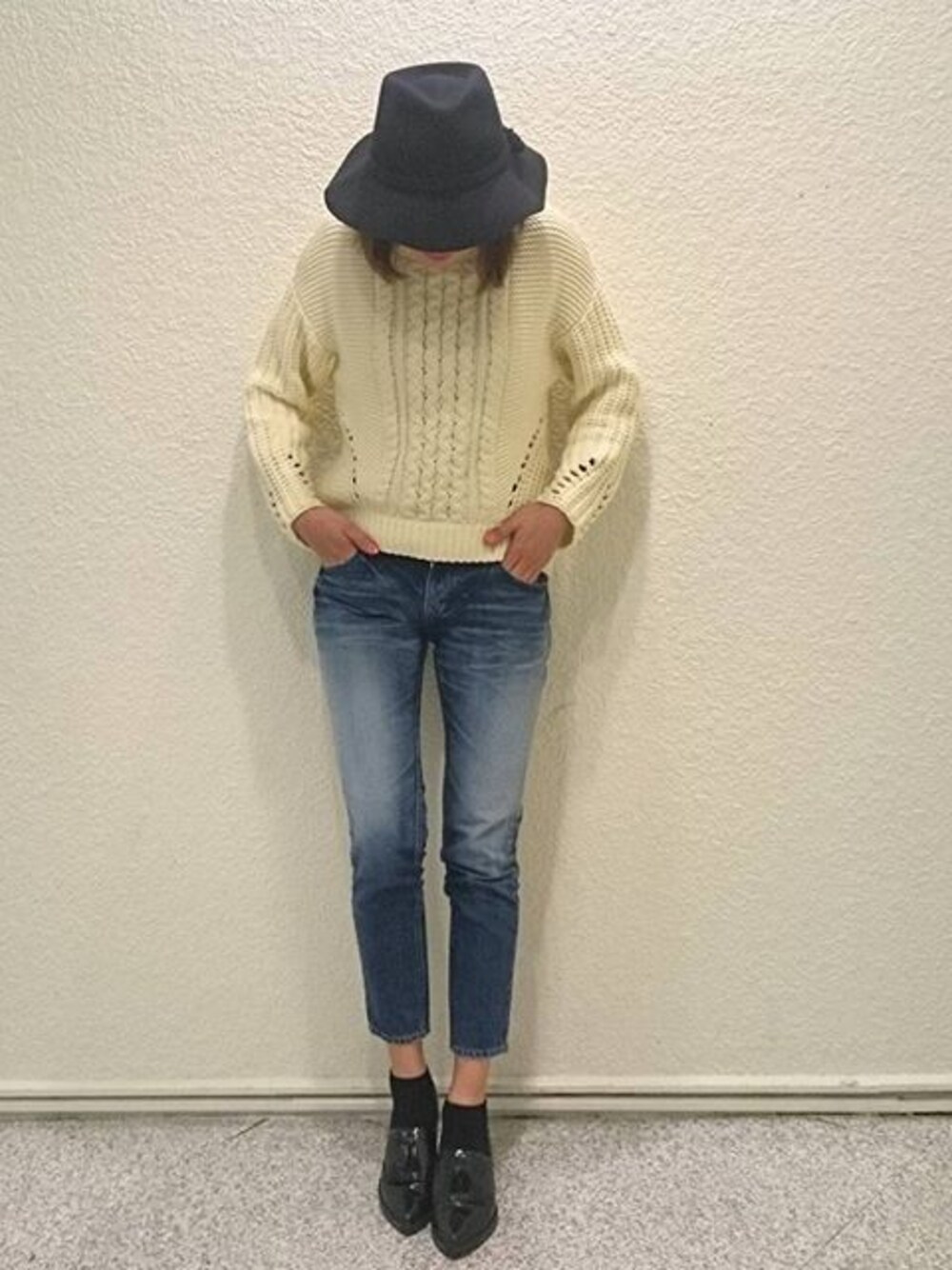「ニット、デニム、カジュアル、シンプル、コーデ、ハット」｜「Regalectのアイテム（デニムパンツ、ブルー系）」を使った、tomocoさん（レディース・171cm）の冬コーディネートの1枚目の写真