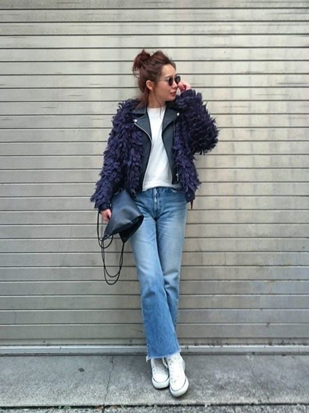 「デニム、ライダース、シンプル、コンバース、ママコーデ」｜「MOUSSYのアイテム（デニムパンツ、ブルー系）」を使った、tomocoさん（レディース・171cm）の冬コーディネートの1枚目の写真