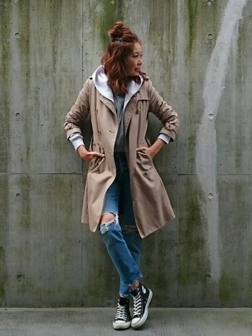 「デニム、トレンチコート、スニーカー、カジュアル、シンプル、moussy」｜「MOUSSYのアイテム（デニムパンツ、ブルー系）」を使った、tomocoさん（レディース・171cm）の春コーディネートの1枚目の写真