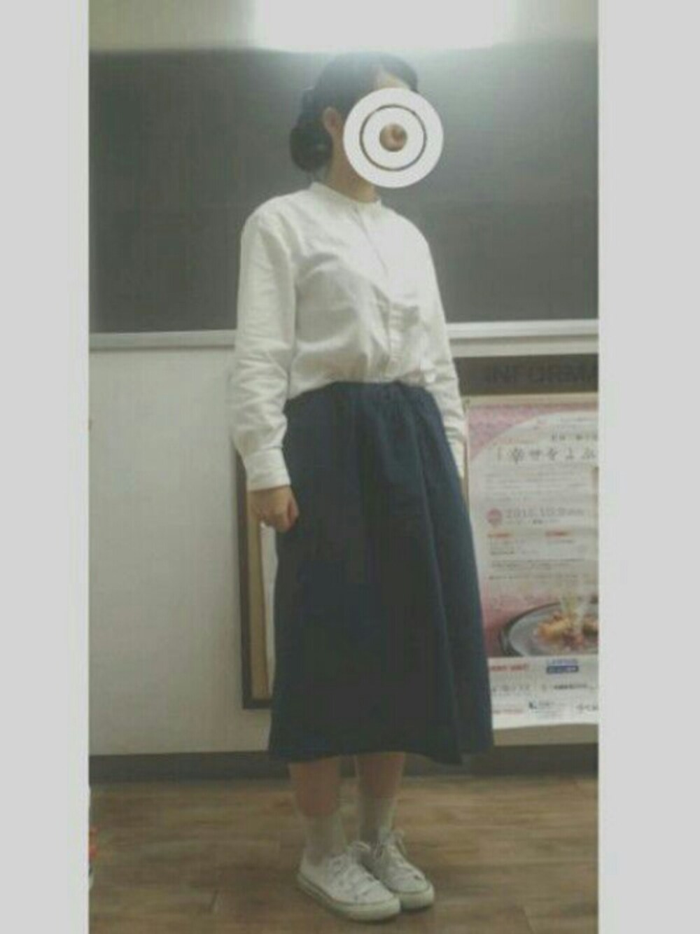 ブルー系のスカート、ホワイト系のスニーカー、ホワイト系のシャツ/ブラウスを着用したレディースの秋コーディネートの1枚目の写真