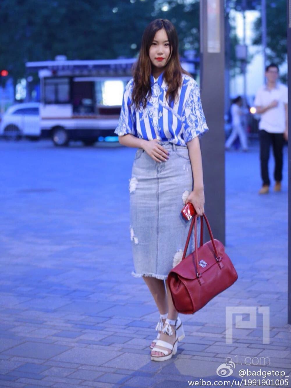 「streetsnap、LOEWE、vintage」｜「VINTAGEのアイテム（トップス、ブルー系）」を使った、badgetopさん（レディース・165cm）の秋コーディネートの1枚目の写真