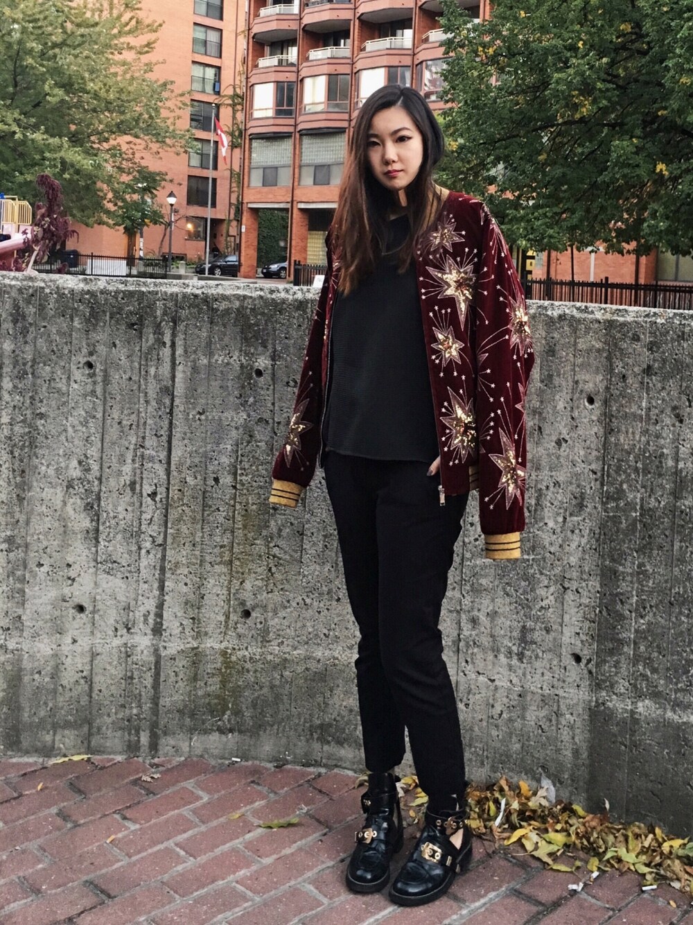 「bomberjacket、BALENCIAGA、CHILL」｜「SAINT LAURENT PARISのアイテム（ジャケット/アウター、レッド系）」を使った、badgetopさん（レディース・165cm）の秋コーディネートの1枚目の写真