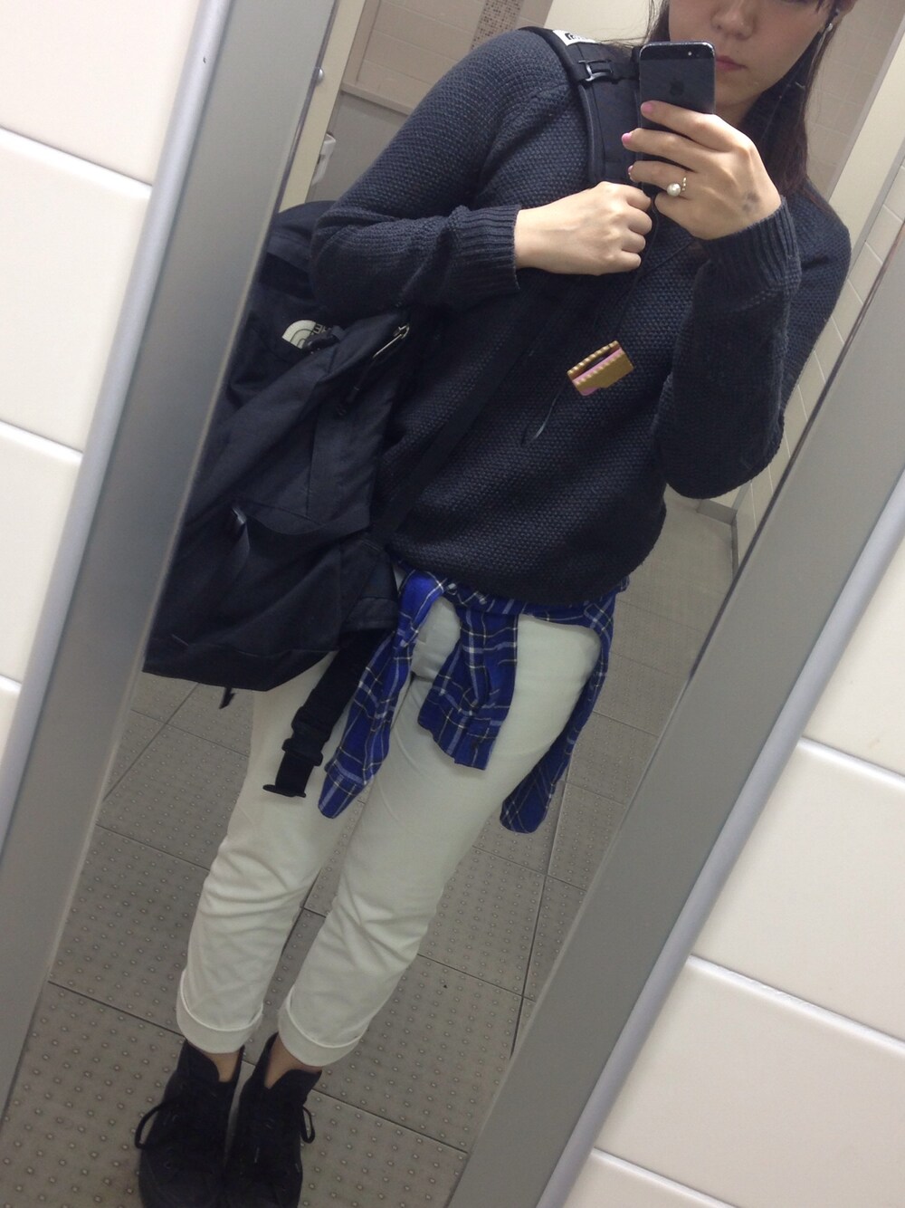 「財布と携帯は身につけよう、チェックシャツ、カメラ女子」｜「GUのアイテム（チノパンツ、ホワイト系）」を使った、Hikalさん（レディース・168cm）の秋コーディネートの1枚目の写真