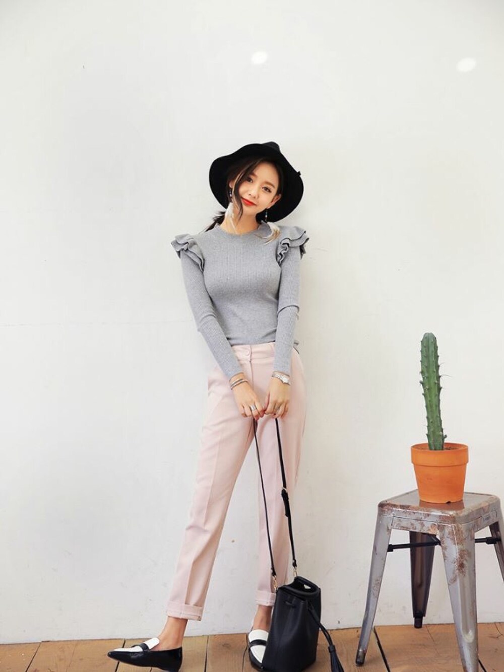 「thinkzo、tops、WOMEN、womens fashion、womenswear、women style、girl、girlish、knit」｜「Thinkzoのアイテム（トップス、グレー系）」を使った、Thinkzoさん（レディース・166cm）の冬コーディネートの1枚目の写真