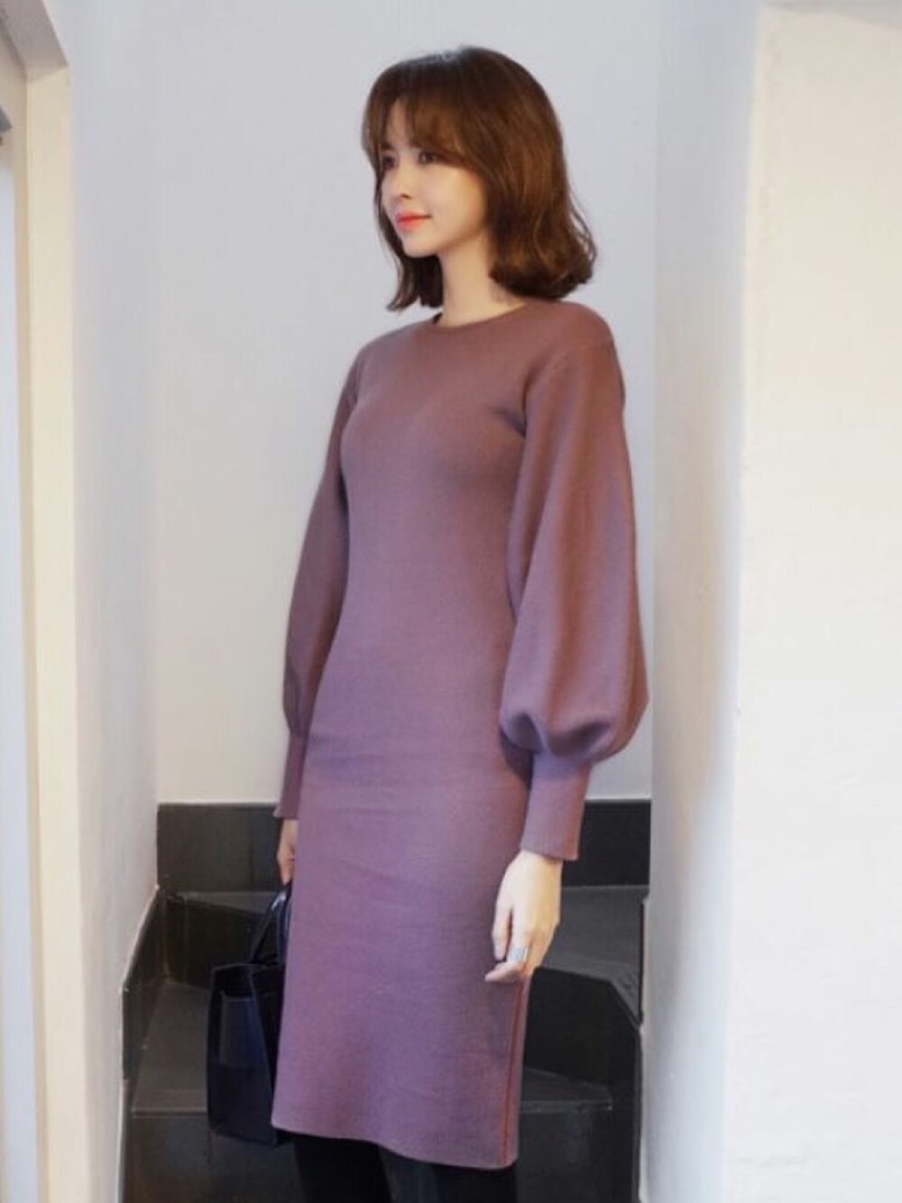 パープル系のワンピース/ドレスを着用したレディースの冬コーディネートの1枚目の写真