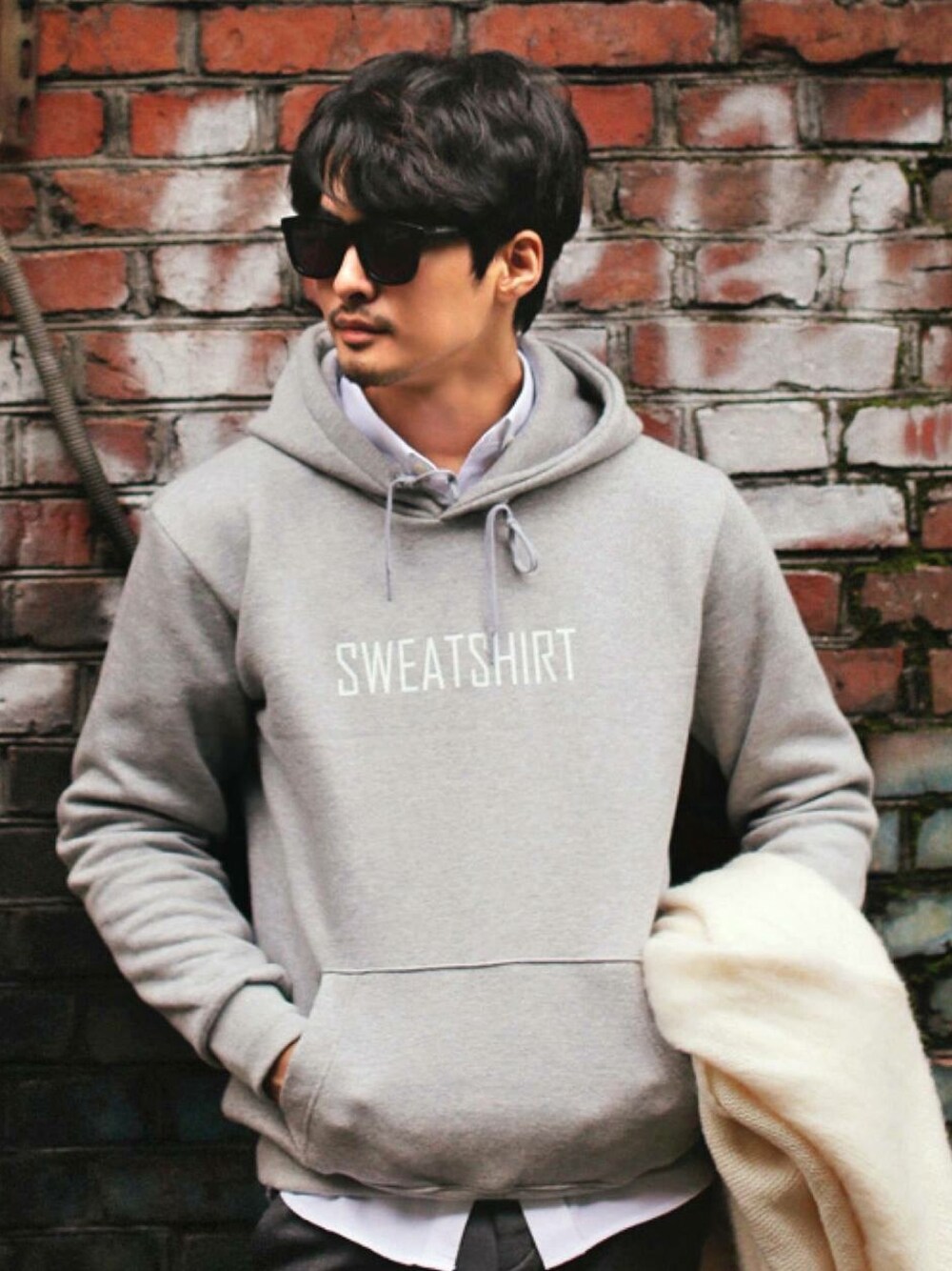 グレー系のスウェットを着用したメンズの冬コーディネートの1枚目の写真