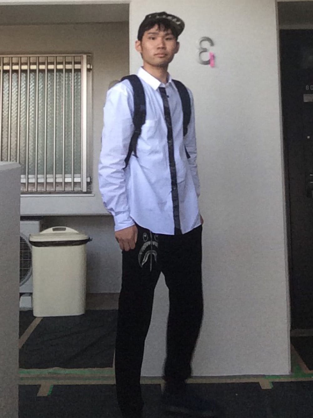 「COMME des GARCONS HOMME PLUSのアイテム（シャツ/ブラウス、ホワイト系）」を使った、ジュンヤカワバタマンさん（メンズ・178cm）の春コーディネートの1枚目の写真