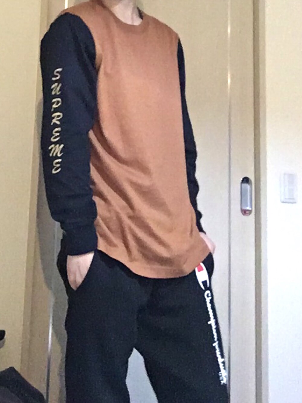 「supreme」｜「Supreme のアイテム（Tシャツ/カットソー、オレンジ系）」を使った、ジュンヤカワバタマンさん（メンズ・178cm）の秋コーディネートの1枚目の写真