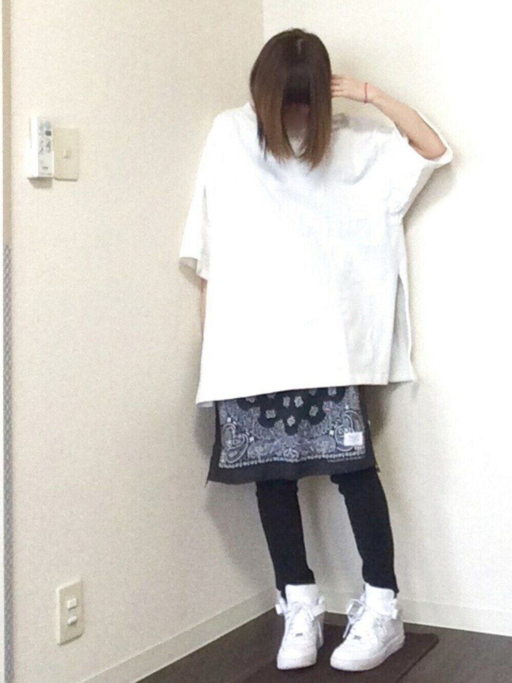 ホワイト系のTシャツ/カットソー、ブラック系のその他パンツ、ホワイト系のスニーカーを着用したレディースの春コーディネートの1枚目の写真