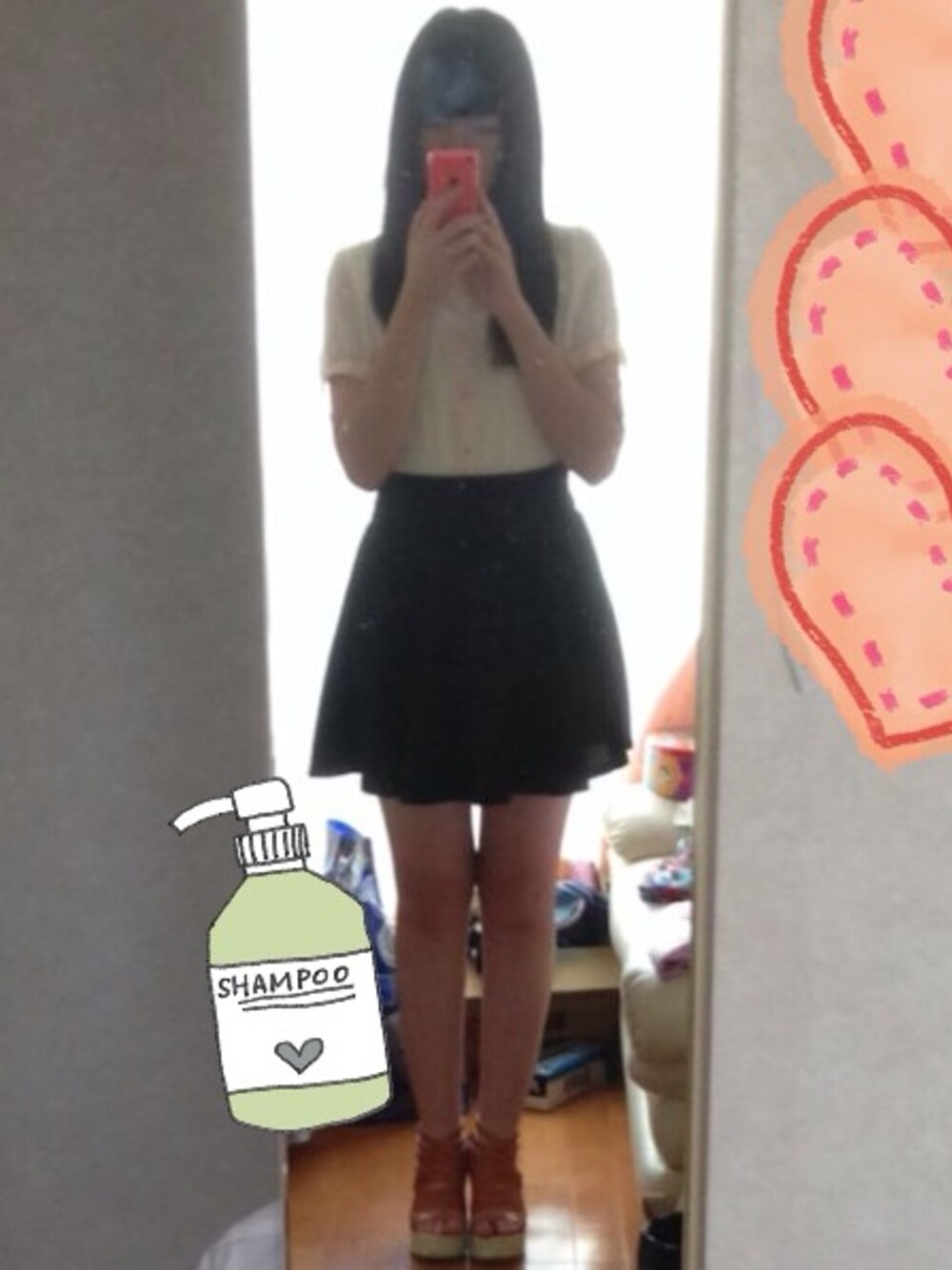 ブラック系のスカートを着用したレディースの秋コーディネートの1枚目の写真