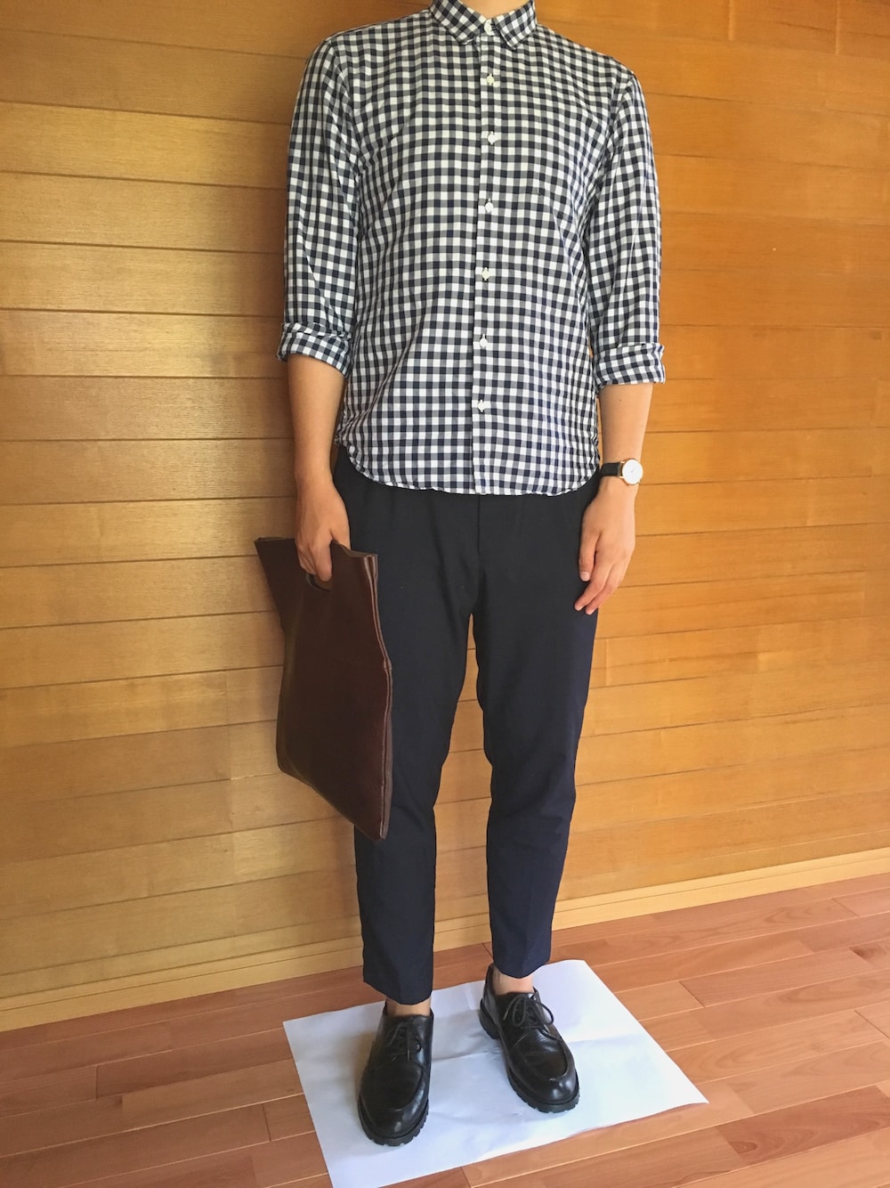 「カジュアル、クラッチバッグ、ネイビー、Daniel Wellington、スラックス、ギンガムチェック、休日スタイル、ボタンは一番上まで留める、ショッピング、9分丈パンツ」｜「SHIPS DaysのSHIPS Days STANDARD: コットン/リネン シャツ■（シャツ/ブラウス、ブルー系）」を使った、キリーさん（メンズ・185cm）の夏コーディネートの1枚目の写真