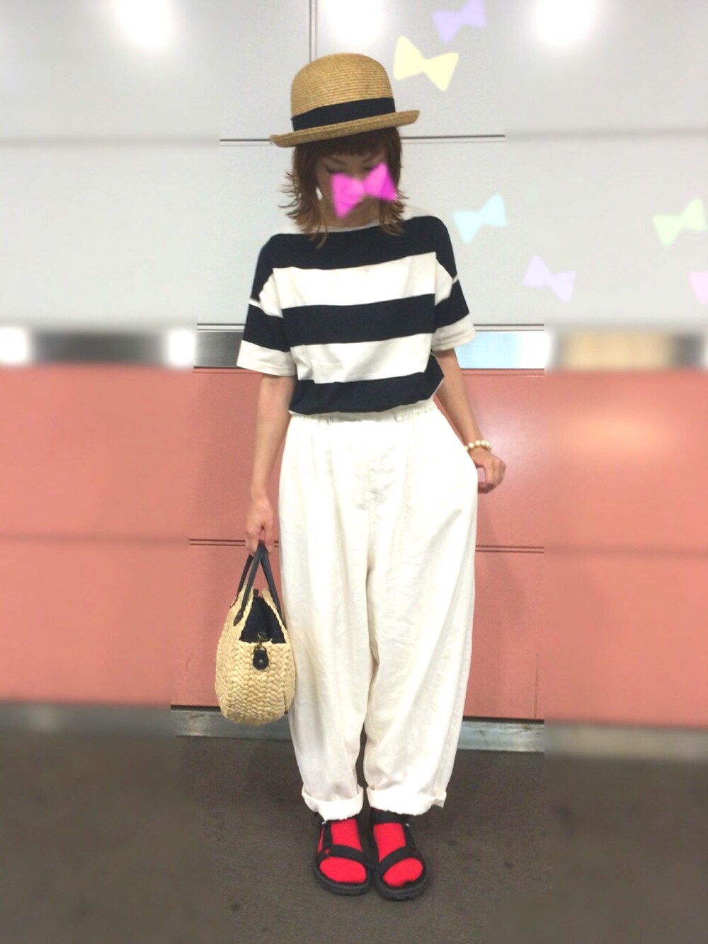 ブラック系のTシャツ/カットソー、ホワイト系のその他パンツ、ブラック系のサンダルを着用したレディースの夏コーディネートの1枚目の写真