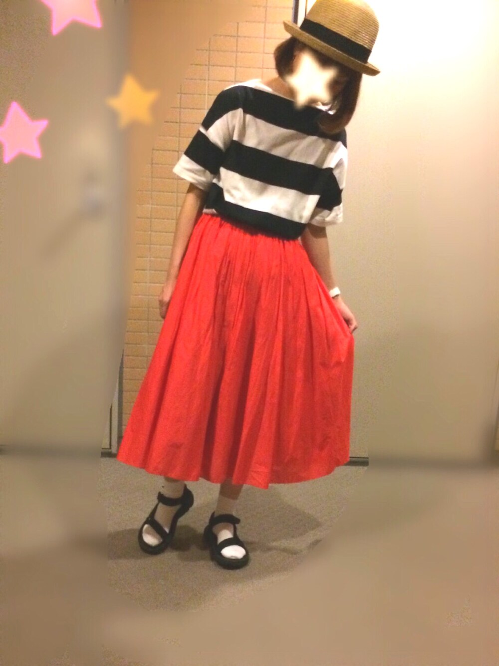 ブラック系のTシャツ/カットソー、レッド系のスカート、ブラック系のサンダルを着用したレディースの夏コーディネートの1枚目の写真