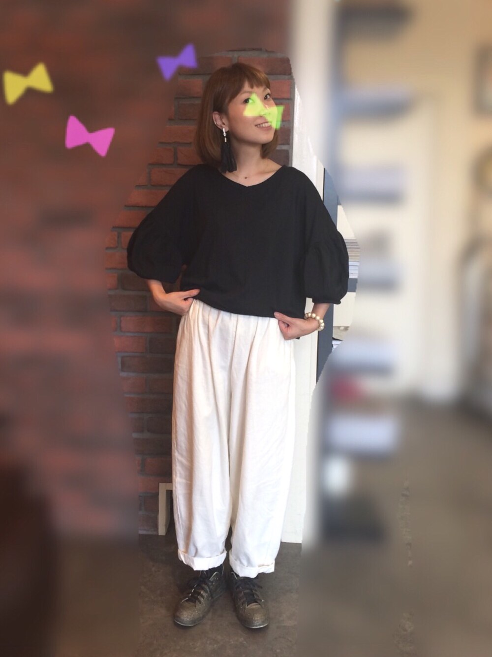 ブラック系のTシャツ/カットソー、ホワイト系のその他パンツ、ゴールド系のスニーカーを着用したレディースの夏コーディネートの1枚目の写真