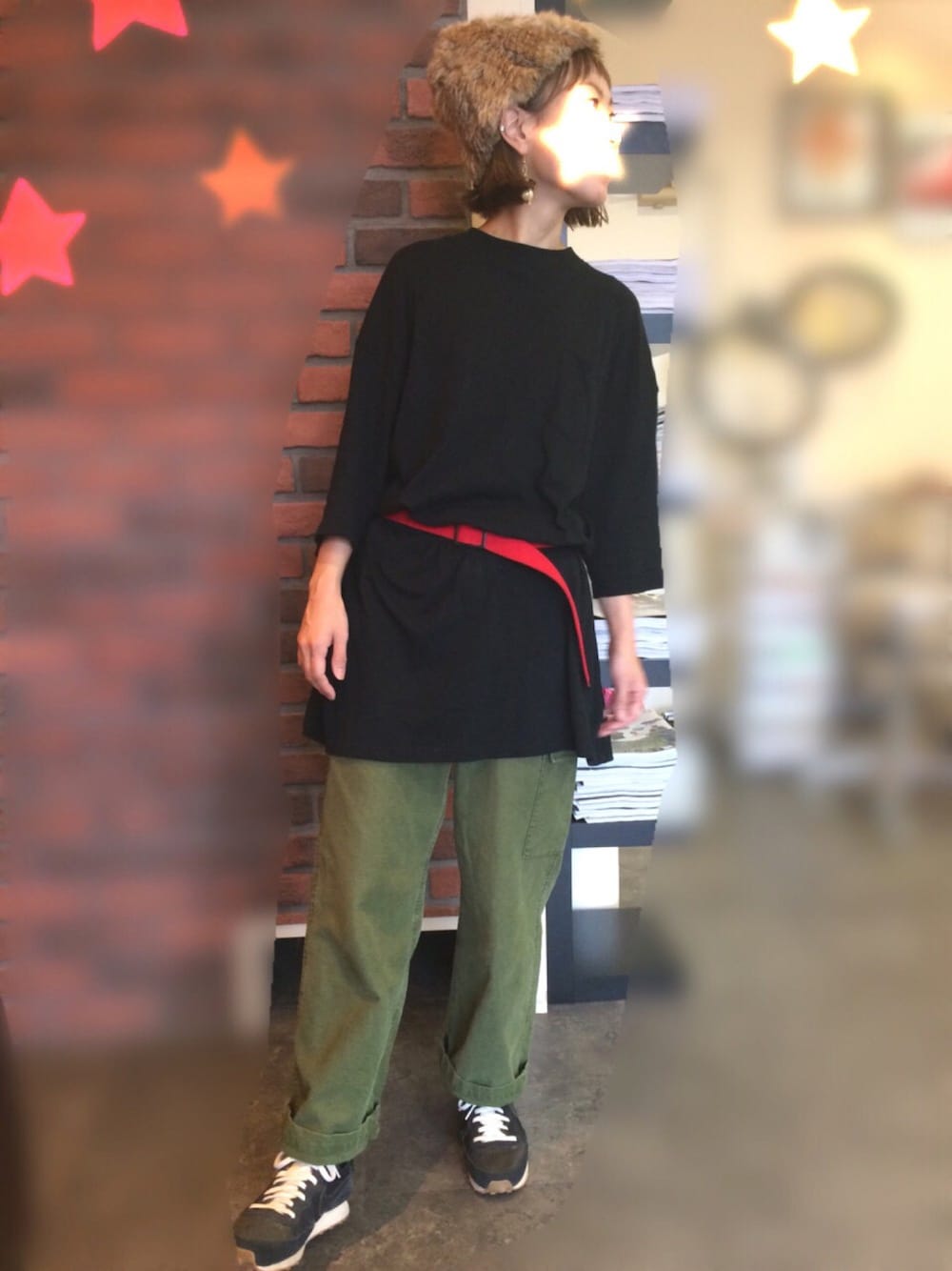 ブラック系のワンピース、ブラック系のスニーカー、グリーン系のその他パンツを着用したレディースの秋コーディネートの1枚目の写真