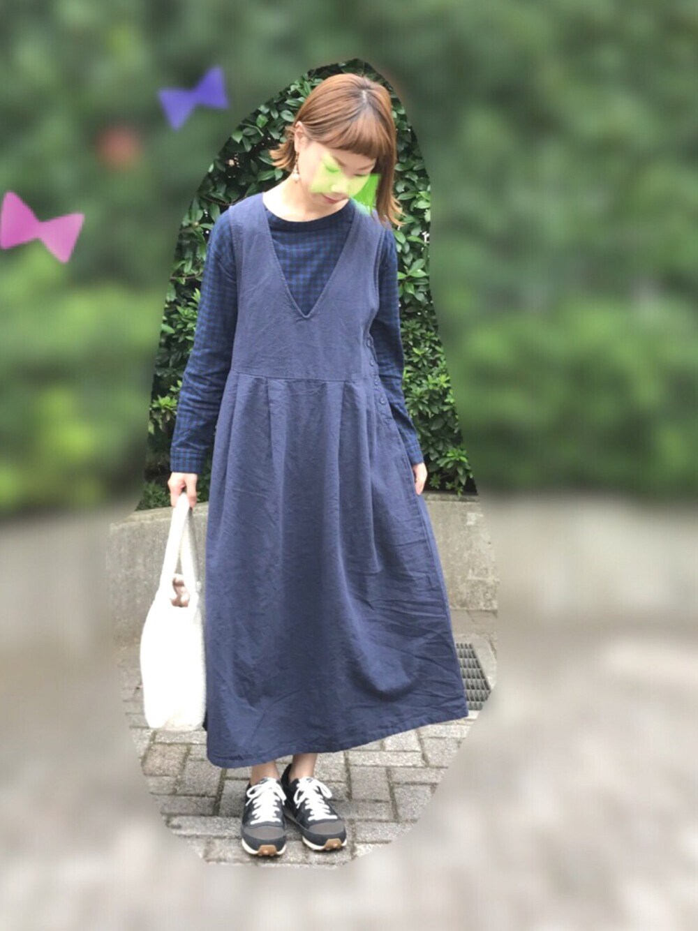 ブルー系のシャツ/ブラウス、ブルー系のワンピース、ブラック系のスニーカーを着用したレディースの秋コーディネートの1枚目の写真