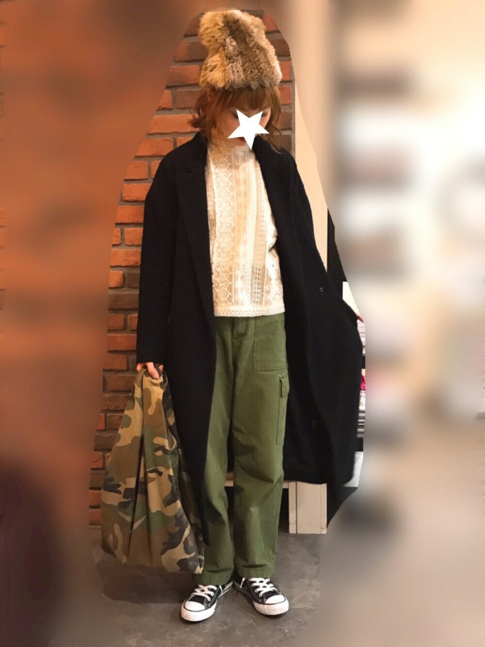 ホワイト系のシャツ/ブラウス、グリーン系のその他パンツ、ブラック系のスニーカーを着用したレディースの冬コーディネートの1枚目の写真