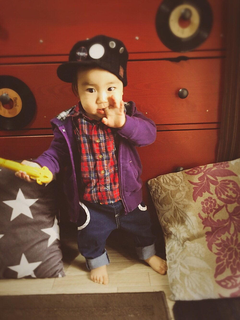 レッド系のシャツ/ブラウス、パープル系のパーカー、ブルー系のデニムパンツを着用したキッズの冬コーディネートの1枚目の写真