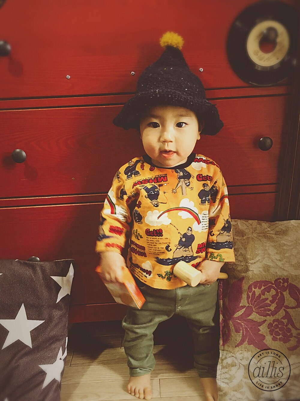 その他のTシャツ/カットソー、グリーン系のその他パンツ、ブルー系の帽子を着用したキッズの冬コーディネートの1枚目の写真