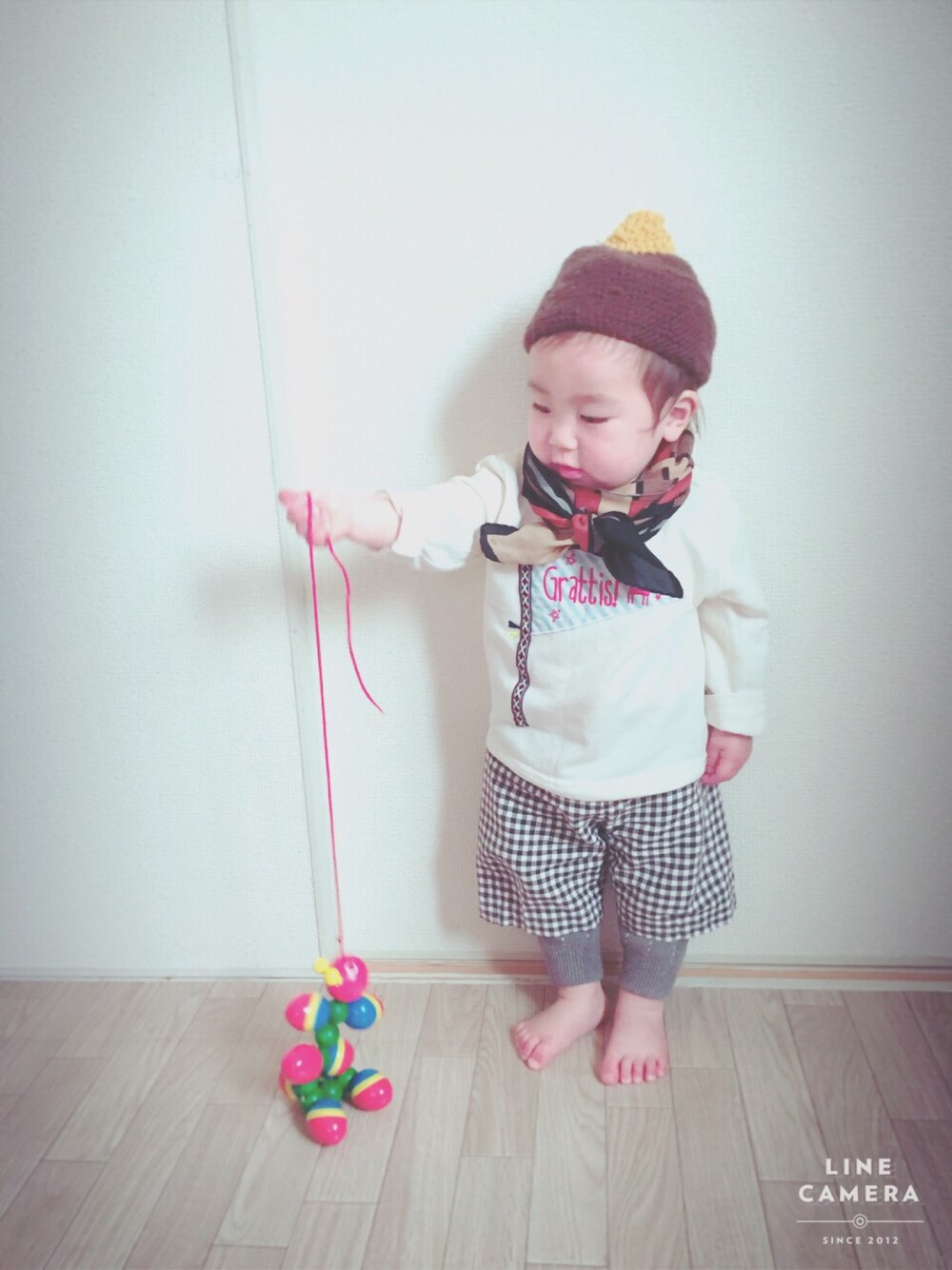 ホワイト系のTシャツ/カットソー、その他のその他パンツ、ブラウン系の帽子を着用したキッズの春コーディネートの1枚目の写真