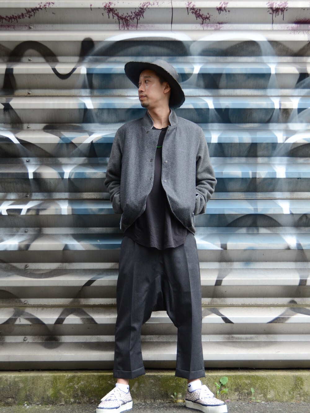 「グレー、ganryu、白いスニーカー、jieda、麦わら帽子、 KIJIMA TAKAYUKI、 5525 gallery、GANRYU(GANRYU)、黒ハット、 Julien David」｜「GANRYUのGANRYU JACKET（テーラードジャケット、グレー系）」を使った、FUJITAHIROYUKIさん（メンズ・178cm）の夏コーディネートの1枚目の写真