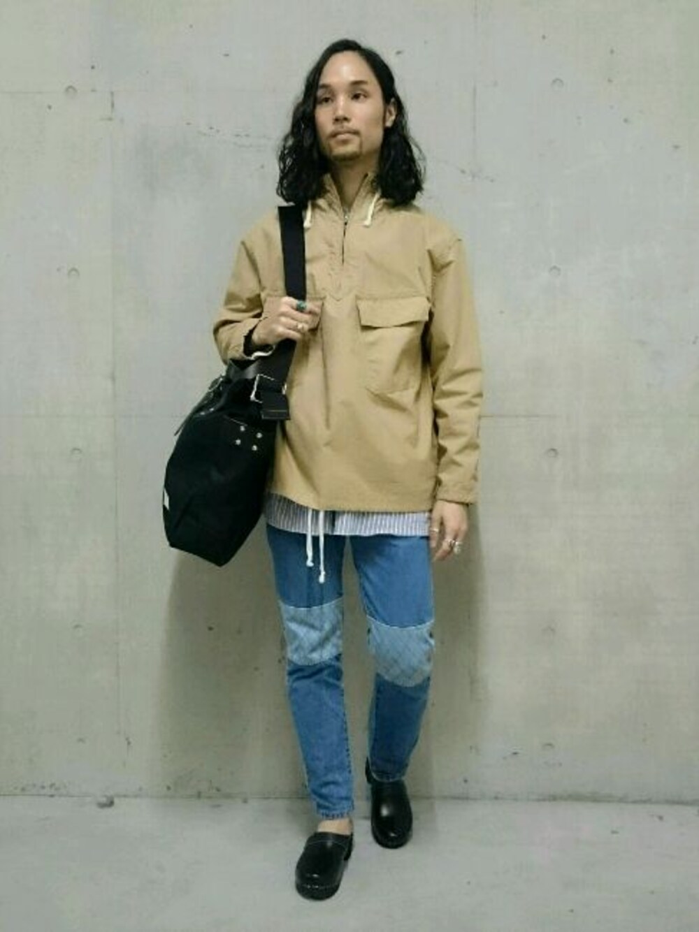 「onesstroke、MOHEDA、nanamica、ciaopanic、TOKYOBAY、MIXSTYLE、シンプル、春、vinyl」｜「ONES STROKEのアイテム（ジャケット/アウター、ベージュ系）」を使った、藤本拓也さん（メンズ・171cm）の春コーディネートの1枚目の写真