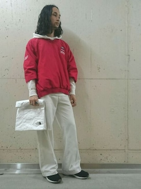 「red」｜「アイテム（その他トップス）」を使った、藤本拓也さん（メンズ・171cm）の春コーディネート