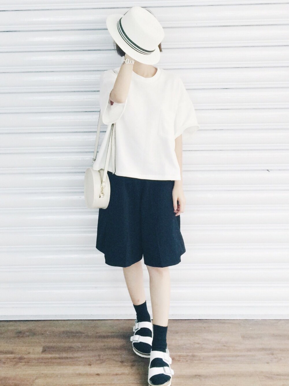 「ootd、outfit、PAZZO、iohll、brikenstock、black、white、girl、TAIPEI、Taiwan」｜「KARiNAのアイテム（帽子、ホワイト系）」を使った、如如RuRuさん（レディース・152cm）の冬コーディネートの1枚目の写真