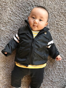 「futafutaのアイテム（ナイロンジャケット、ブラック系）」を使った、I.Nさん（キッズ・70cm）の秋コーディネート